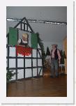Festakt  037 * Graitken, kumm ais mol ant Finster, keyk ais mol do riut. Un lo us mol vam Friggen kiuern, diu bis meyne Briut! Franz Clute, alias Hännesken, klopft an das Fenster seiner Angebeteten. * 1944 x 2896 * (2.41MB)